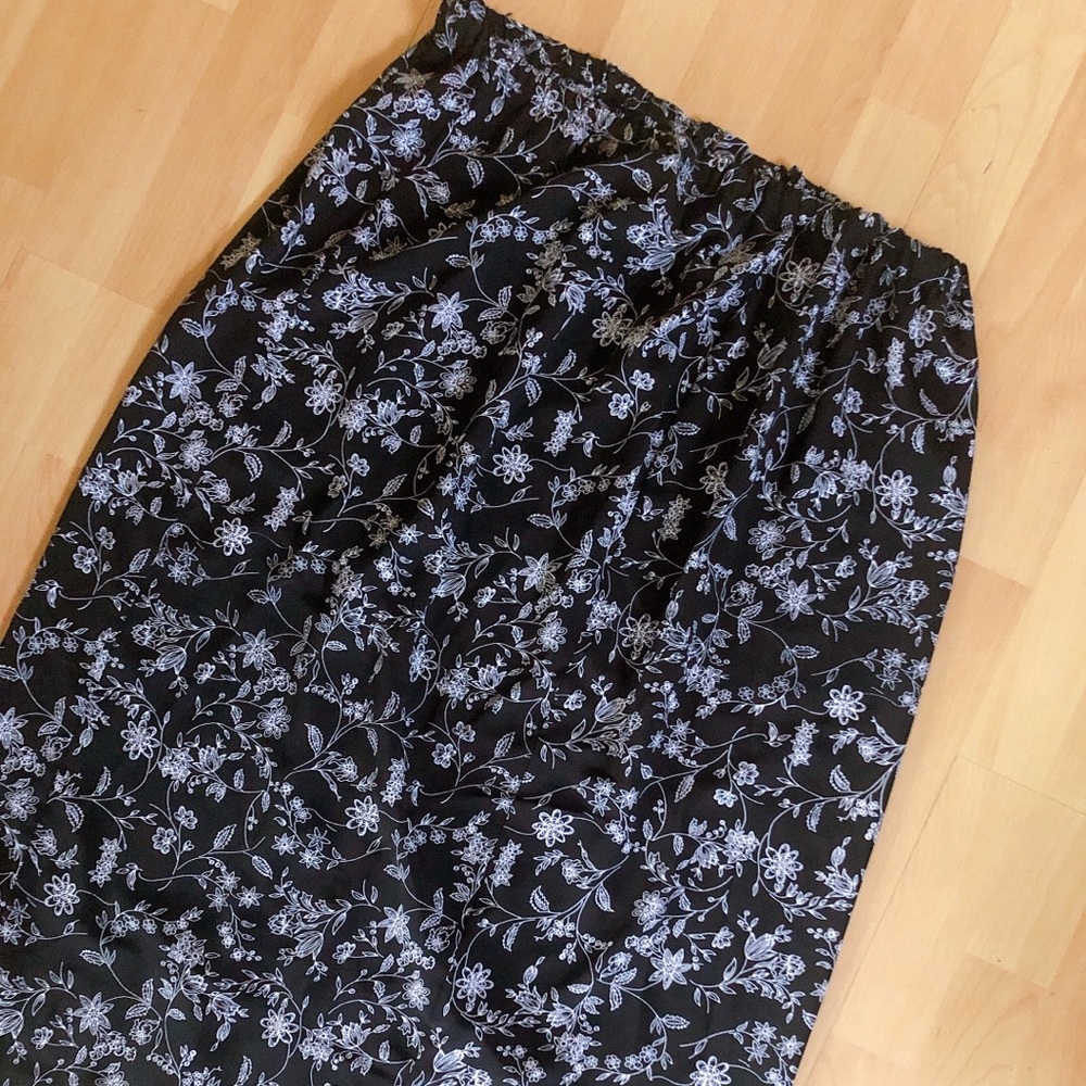 Stunning Maxi Skirt With Delicate Floral Details🌷